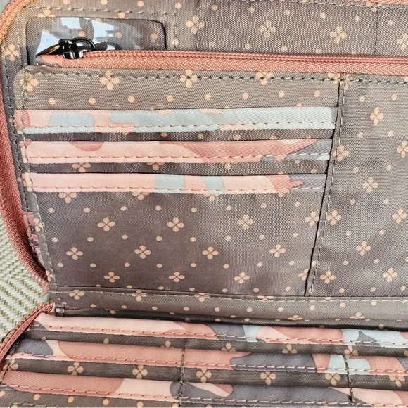 Lug Pink and Gray Camouflage Quilted Clutch - Picture 12 of 16